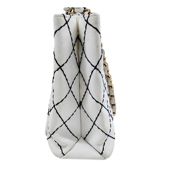 1861 Chanel White & Navy Blue Diamond Stitch Shoulder Tote - Picture 4 of 16